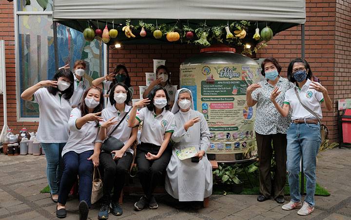 From St. John Bosco Parish in Jakarta, Indonesia, comes some really good news: you can turn your kitchen waste into a powerful enzyme that can possibly  'heal the world.' St. John Bosco Parish, Jakarta, is home to the two-year-old Bosco Eco Enzyme (BEE) community, whose members are parish priests and parishioners, religious, housewives, students, and government officials. Christians and non-Christians are all involved in making the eco enzymes - a simple act of love to save Mother Earth.