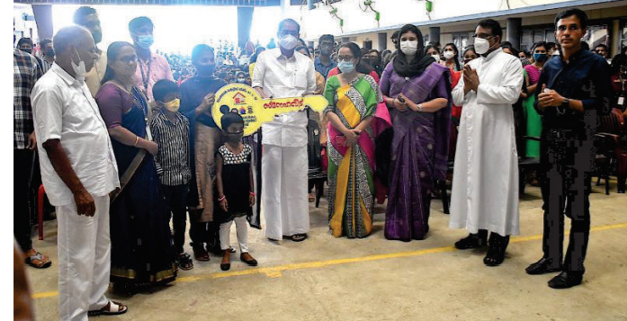 A homeless mother with two children received a new house, thanks to Don Bosco Arts and Science College volunteers at Angadikadavu in Kerala’s Kannur district. 