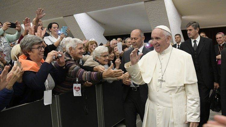 Pope Francis urges to pray for the elderly, so that they may be “teachers of tenderness”.